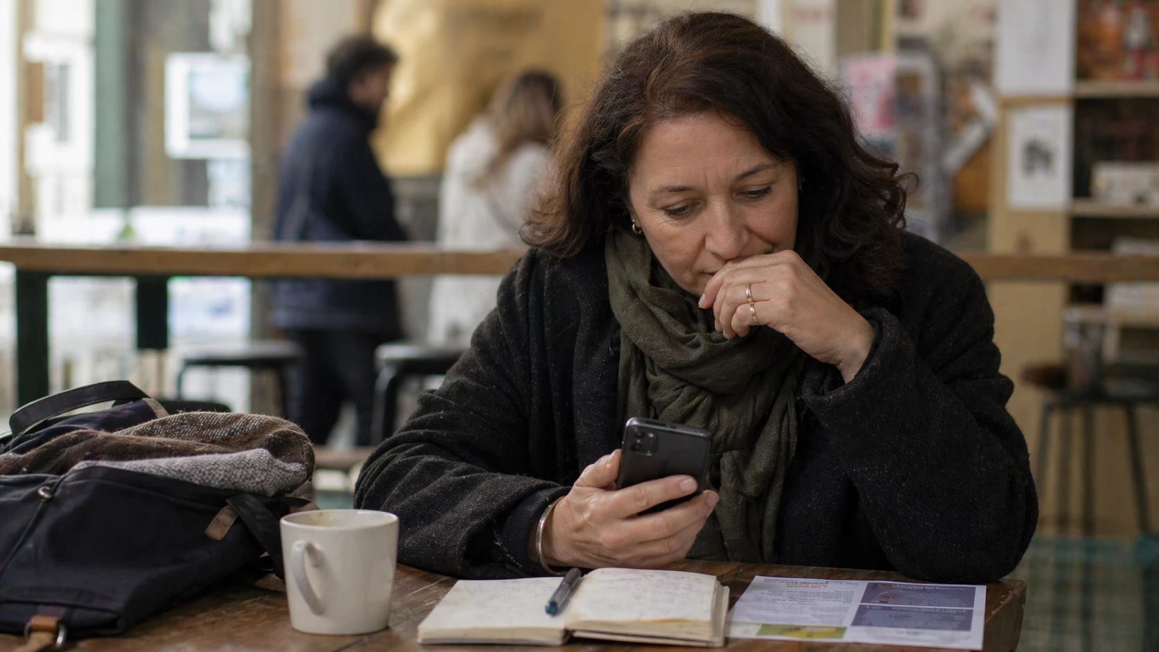 Woman deciding whether to share institutional information in a private messaging group, showing how usefulness and trust shape communication in WhatsApp and Telegram spaces.